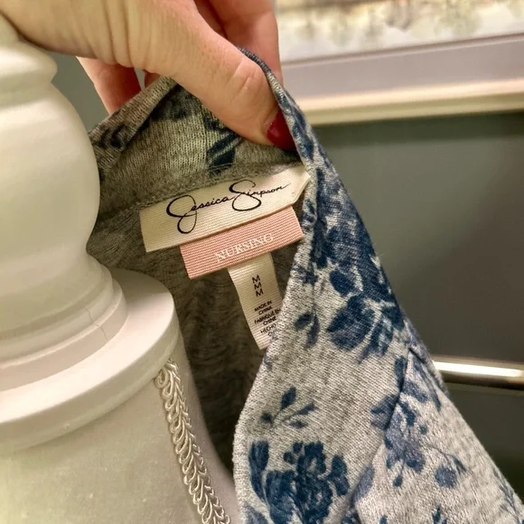 👩🏽🍼BEST NURSING SWEATER EVER. Size M Jessica Simpson. Multiple ways to wear. - Picture 6 of 15